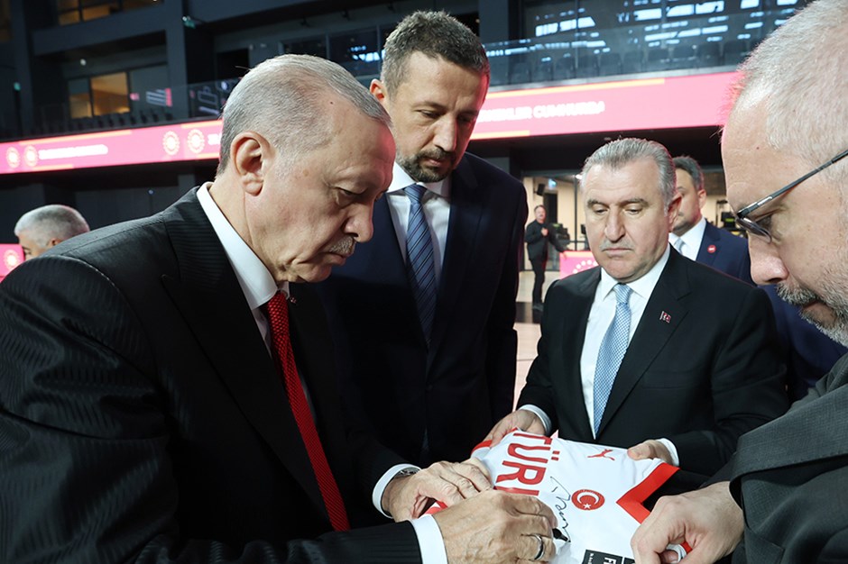 Cumhurbaşkanı Erdoğan, Basketbol Gelişim Merkezi'nde potaya atış yaptı