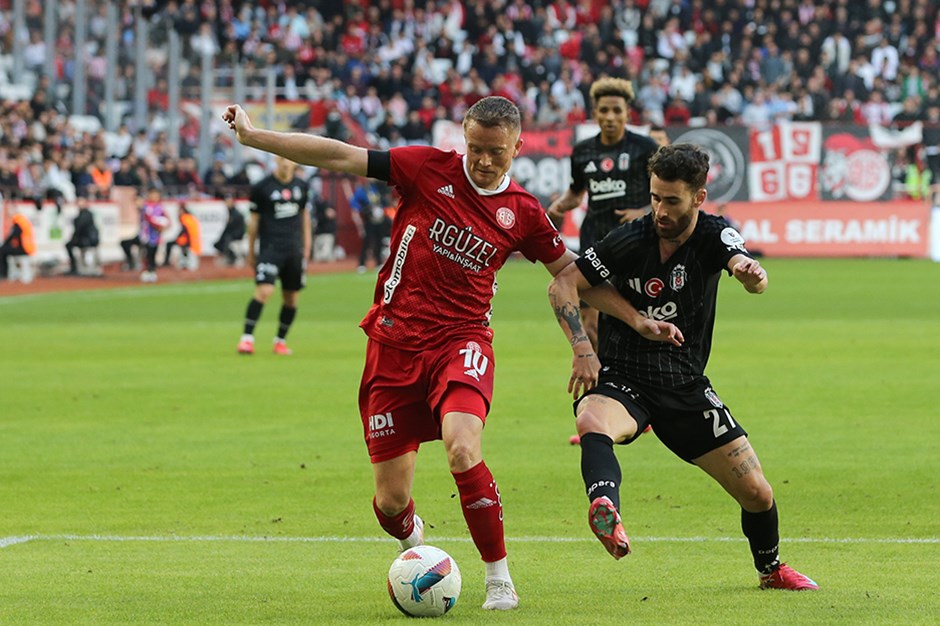 Beşiktaş'ın deplasman hasreti devam etti: Solskjaer ilk maçında 1 puana razı oldu