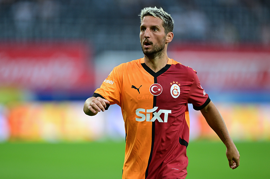 Florya'da derbi deneyimi bulunan Muslera, Mertens ve Kaan Ayhan gibi isimler takım arkadaşlarıyla moral ve motivasyon konuşmaları yapıyor.