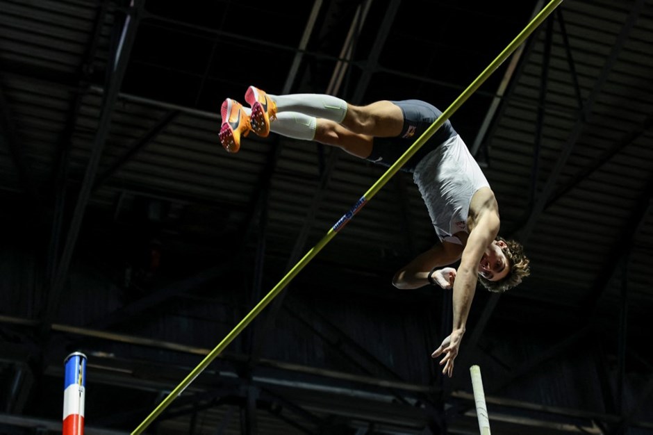 İsveçli atlet Duplantis, sırıkla atlamada 6,22 metre ile kendi rekorunu kırdı
