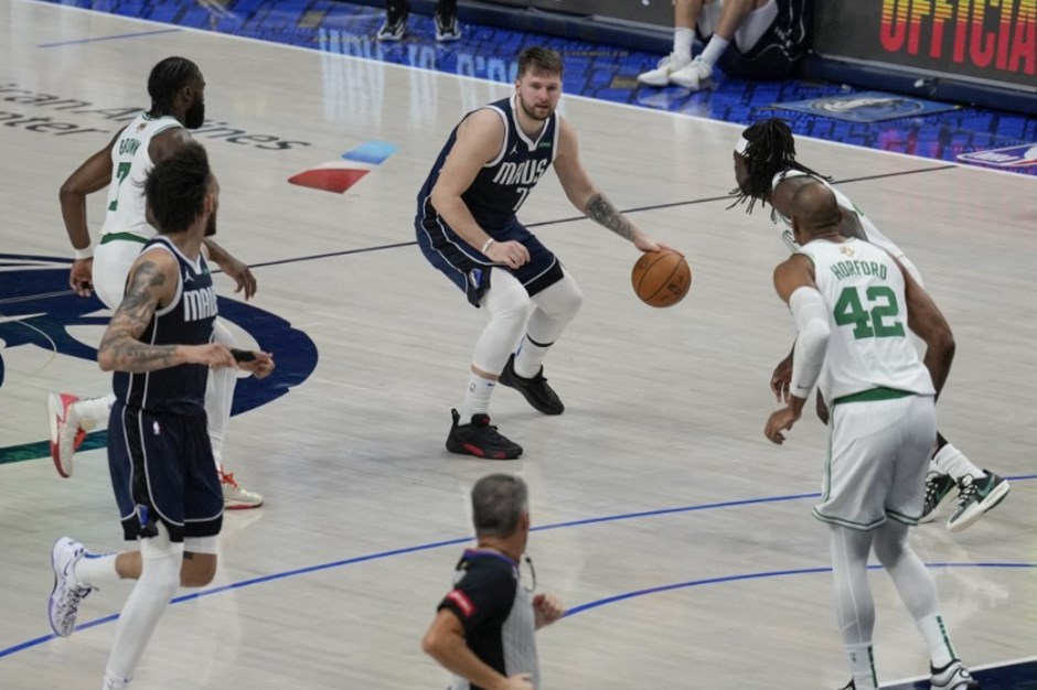 Mavericks, Celtics'in şampiyonluk hayallerine ket vurdu: Seriye tutundular