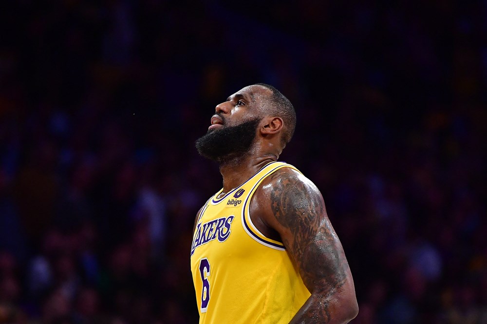 LeBron James'in rekor kırdığı maçta Lakers uzatmada kazandı  - 2. Foto