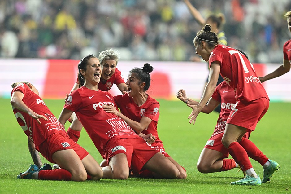 SON DAKİKA: Fenerbahçe Petrol Ofisi'ni yenen ABB Fomget, Turkcell Kadınlar Futbol Süper Ligi'nde şampiyon oldu