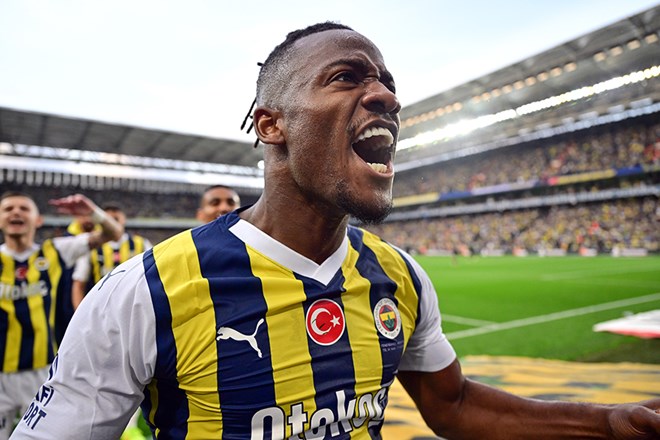 Fenerbahçe derbide Batshuayi ve İrfan Can'ın golleriyle güldü