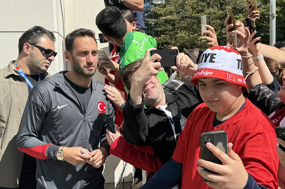 Hakan Çalhanoğlu'nu duygulandıran destek