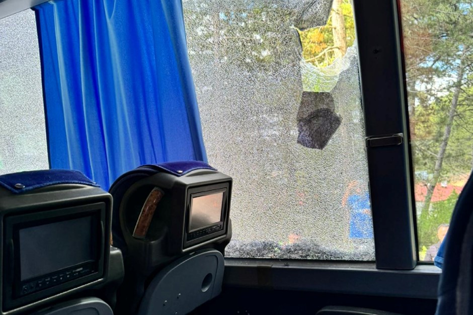 Kritik maç öncesi takım otobüsüne saldırı: Futbolcu kafasından yaralandı