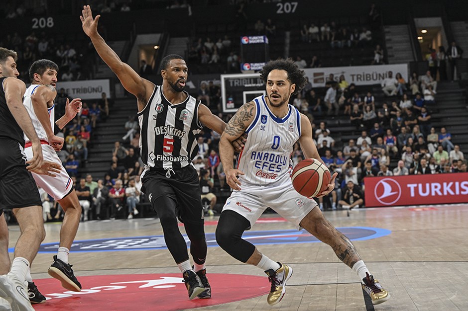 Anadolu Efes kıran kırana seride yeniden öne geçti