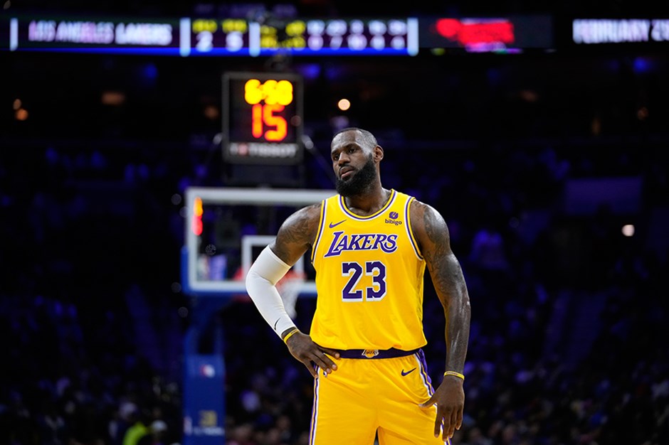 LeBron James'in rekor gecesinde Lakers farklı kaybetti