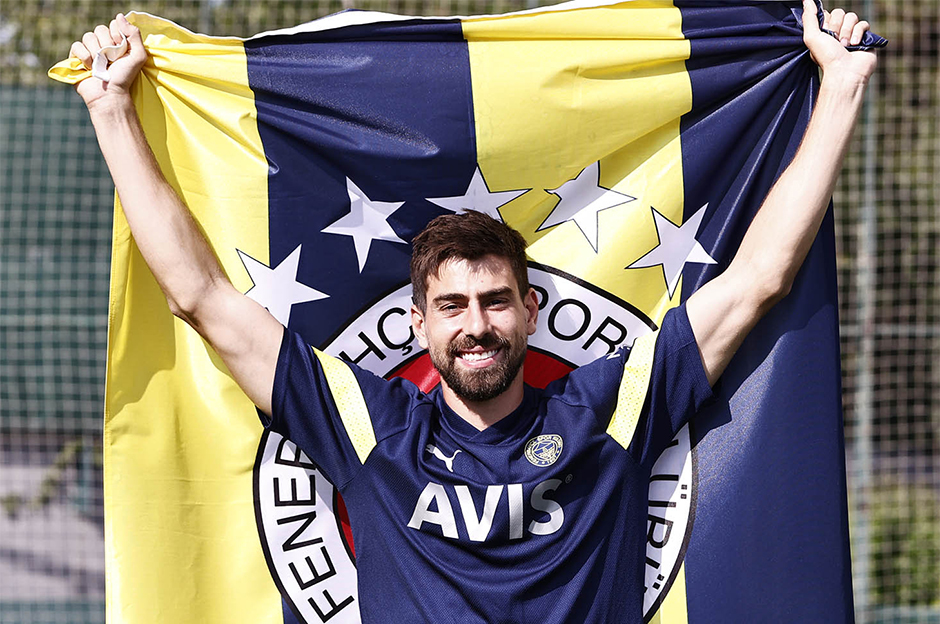 Öte yandan Fenerbahçe Luan Peres'i de bonservissiz olarak elinden çıkardı.