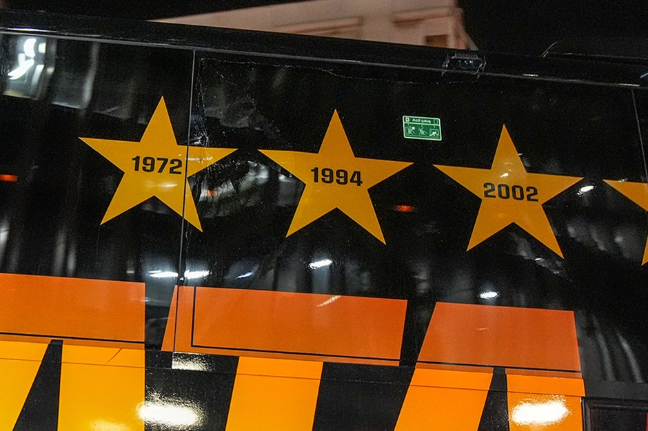 Galatasaray otobüsüne taşlı saldırı