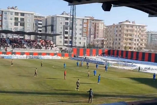 Vanspor-Karacabey maçında kale arkasında yaşananları görenler şok oldu: Sıra dışı olay  - 1. Foto