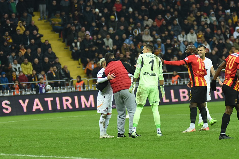 SON DAKİKA | Kayserispor - Galatasaray maçında akılalmaz olay: Sahaya taraftar indi