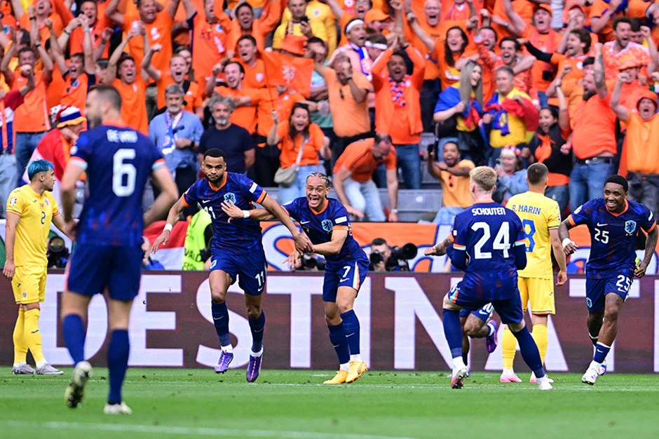 Hollanda güle oynaya çeyrek finalde