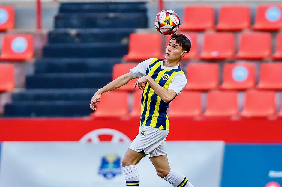 Süper Kupa maçında sahadan çekilen Fenerbahçe U19 takımında kaptan Emirhan Arkutcu'nun Kerem Aktürkoğlu ile yaşadığı öne sürülen diyalog gündeme bomba gibi düşmüştü.