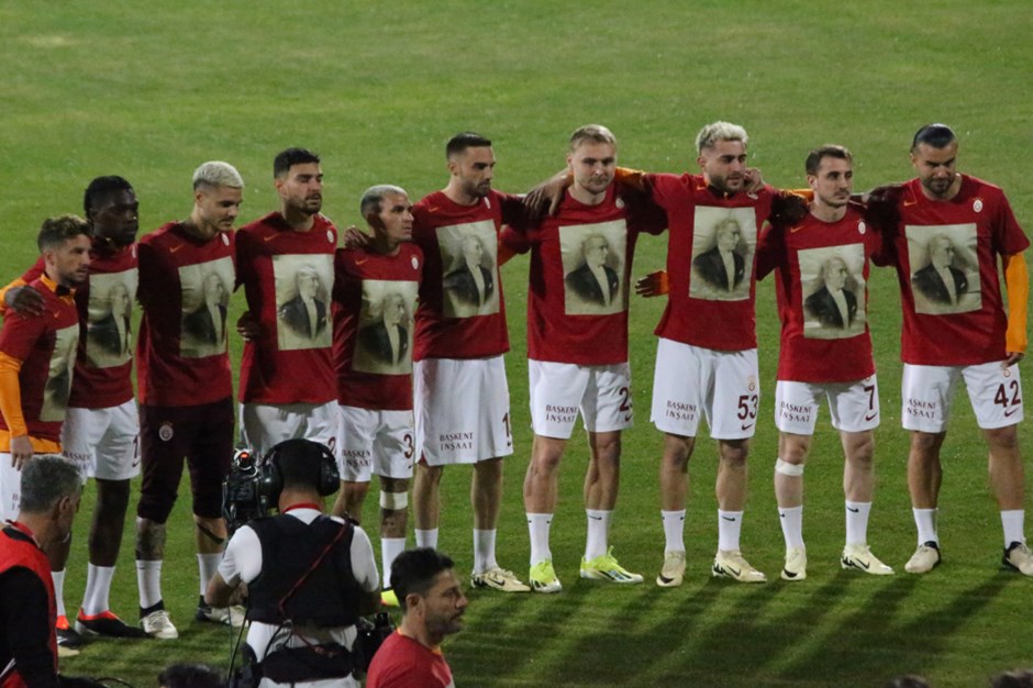 Galatasaray'da futbolcular Süper Kupa maçı öncesi ısınmaya Atatürk tişörtüyle çıktı