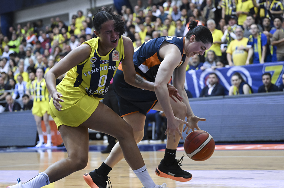Fenerbahçe şampiyonluk kupasını kaldırdı   - 19. Foto