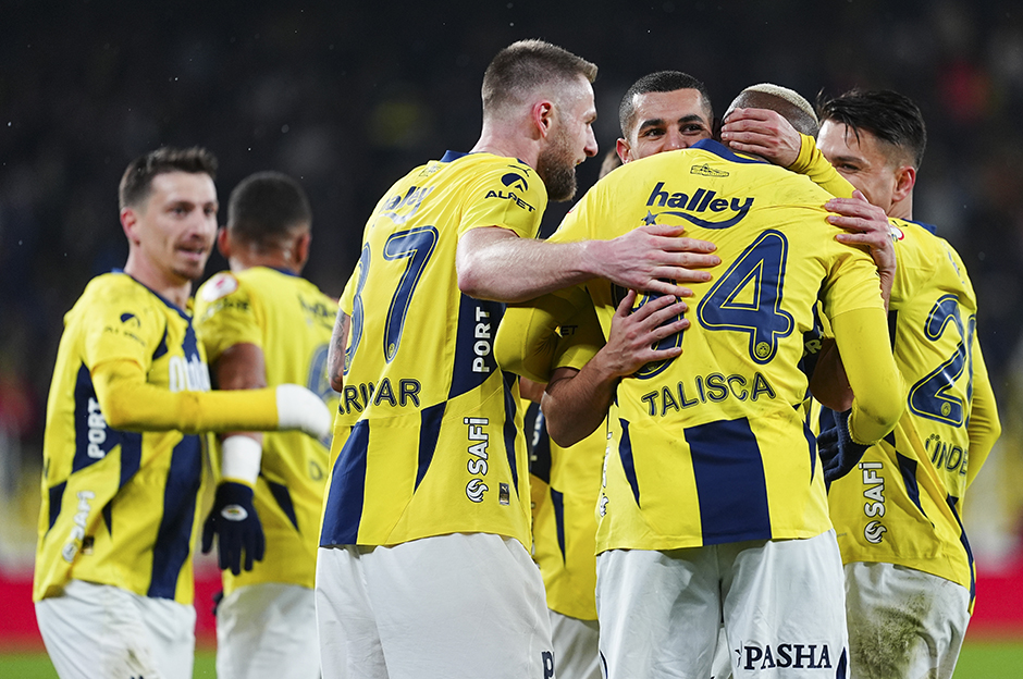 "Böyle bir olaya ilk kez şahit oluyorum" | Spor yazarları Fenerbahçe için ne dedi?  - 4. Foto