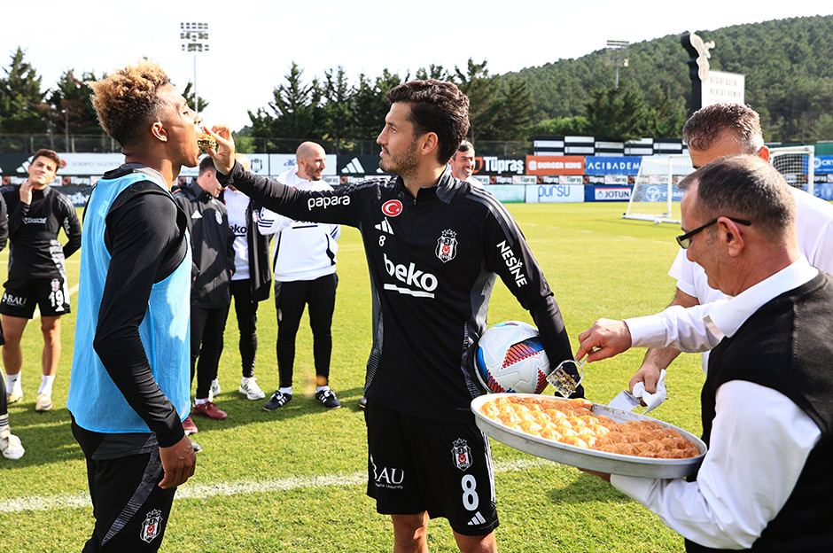 Beşiktaş Yönetimi'nden Ümraniye çıkarması: Van Bronckhorst ve futbolcularla görüştüler  - 9. Foto