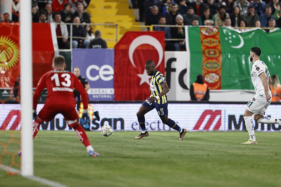 Fenerbahçe'nin forveti Enner Valencia, Alex'i geçerek tarih yazdı