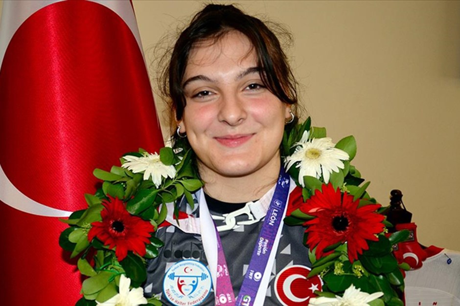 Milli halterci Burcu İldem, Yıldızlar Dünya Şampiyonası'nda 3 madalya kazandı 