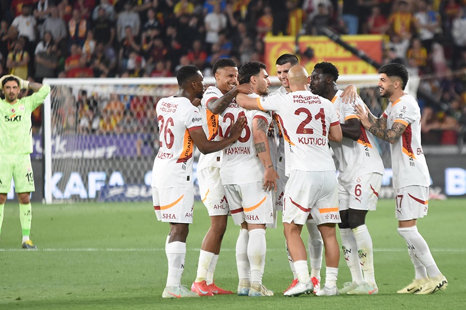 Galatasaray ikinci yarı açıldı