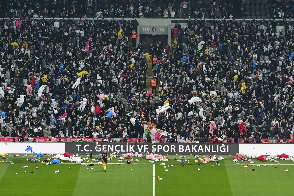 Beşiktaş - Antalyaspor maçı sırasında taraftarlardan oyuncak atıldı  - 3. Foto