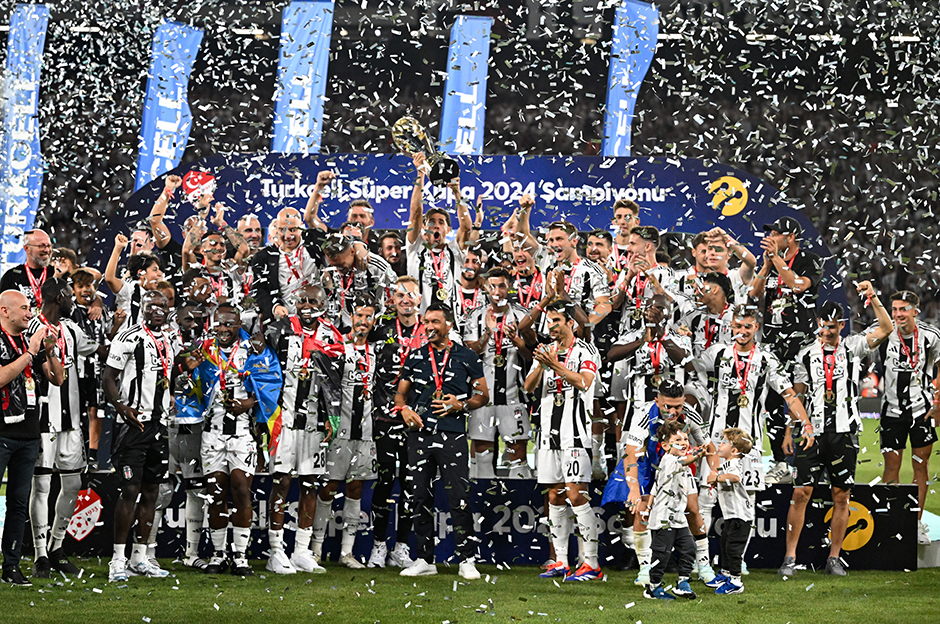 Beşiktaş'ın tarihi zaferi Avrupa'da manşetlerde: "Van Bronckhorst, Galatasaray'ı katletti"  - 10. Foto