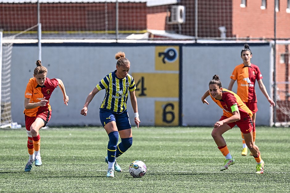 Kadınlar derbisinde avantaj Fenerbahçe'de