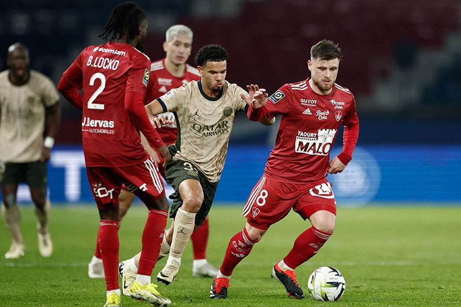 Brest, PSG deplasmanında 2-0'dan döndü, puanı kaptı