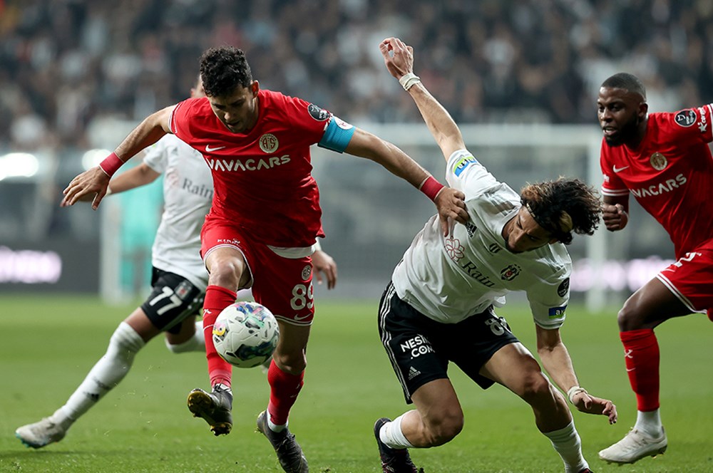 "Kimseye söylemeden, gizlice futbolu bırakmış gibi" - Spor yazarları Beşiktaş için ne dedi?  - 7. Foto