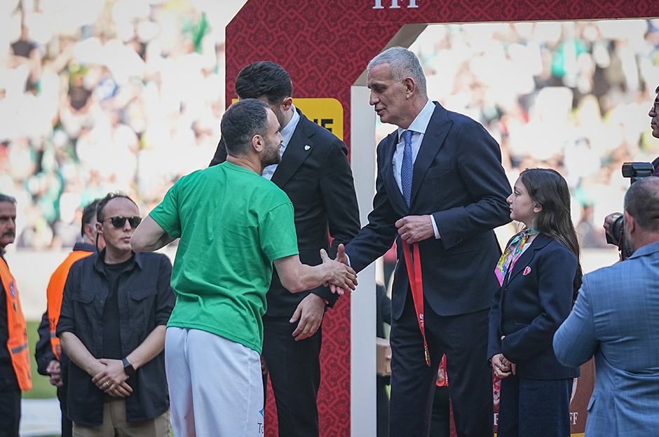 Bursaspor şampiyonluk kupasını 45 bin kişinin önünde aldı  - 11. Foto