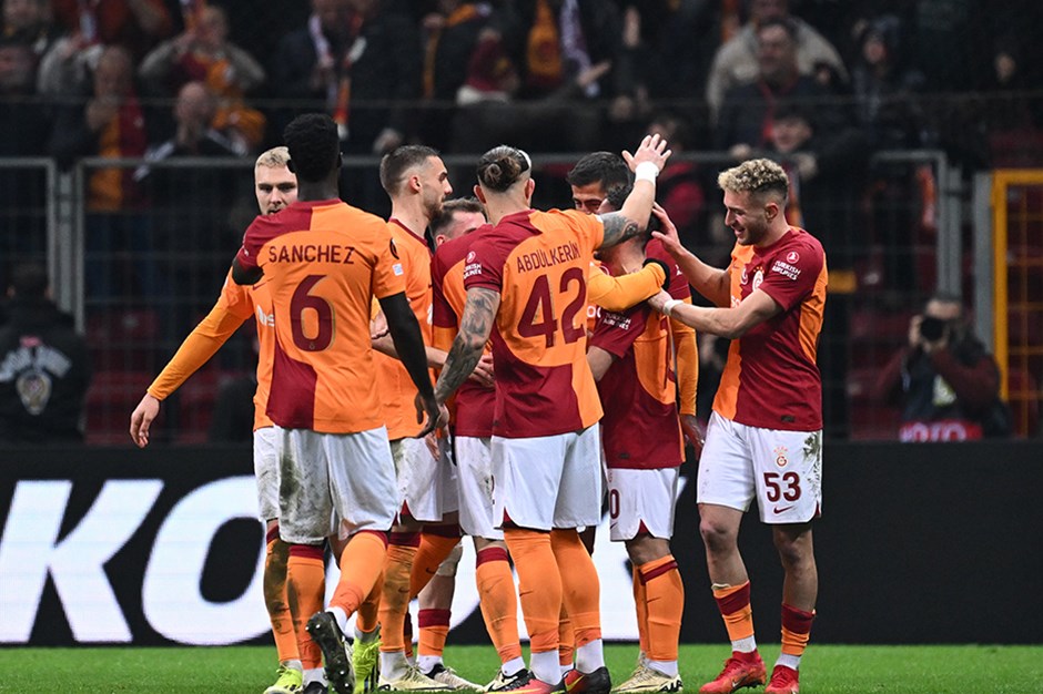 Galatasaray yönetiminden futbolculara jest