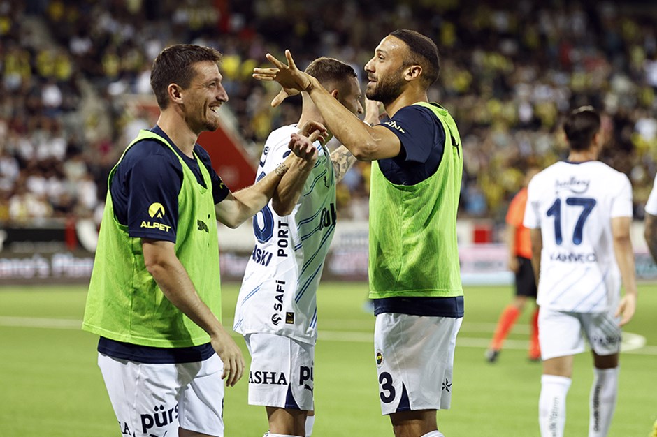 Cenk Tosun Fenerbahçe formasıyla ilk resmi maçına çıktı