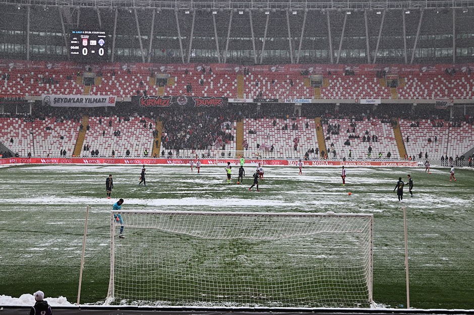 Sivasspor - Kasımpaşa maçı gecikmeli başladı