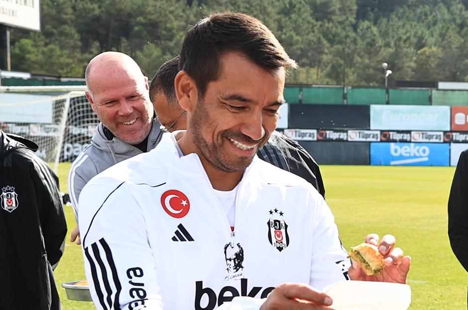Beşiktaş Yönetimi'nden Ümraniye çıkarması: Van Bronckhorst ve futbolcularla görüştüler  - 6. Foto
