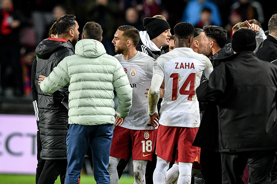 Sparta Prag-Galatasaray maçı sonrası kavga: Okan Buruk'a kırmızı kart  - 4. Foto