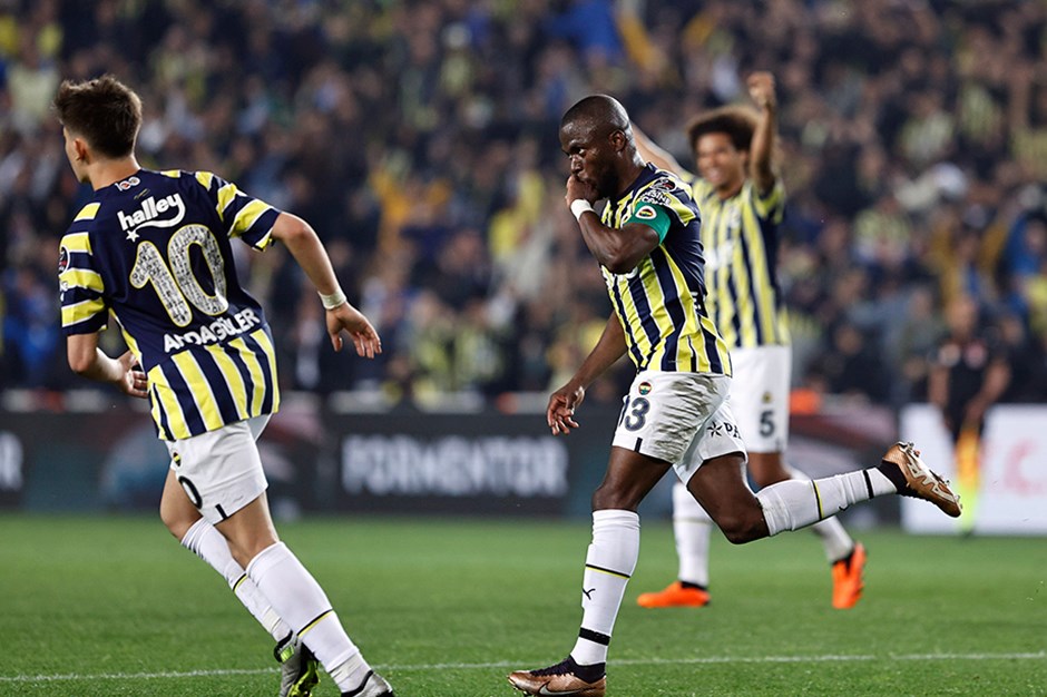 Fenerbahçe'nin golcüsü Enner Valencia, ligde Alex de Souza'yı yakaladı