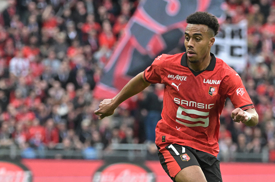 Yeni sezonun transfer çalışmalarını sürdüren Galatasaray'da sağ bek bölgesi için bir numaralı aday Guela Doue.