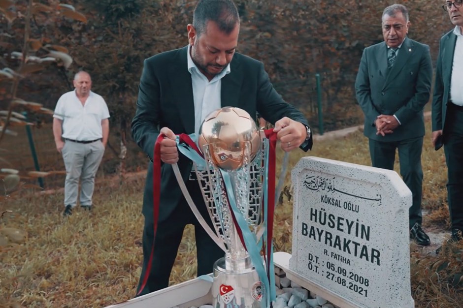 Trabzonspor Başkanı Doğan'dan, hayatını kaybeden taraftarın kabrine ziyaret