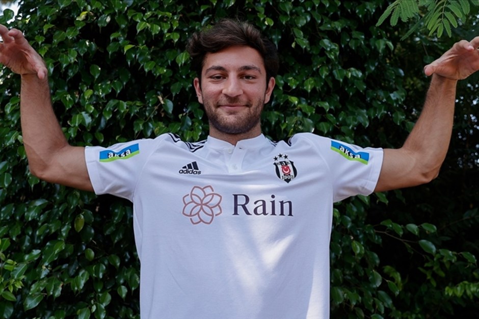 Beşiktaş'ta Emrecan Uzunhan Süper Lig ekibine kiralandı