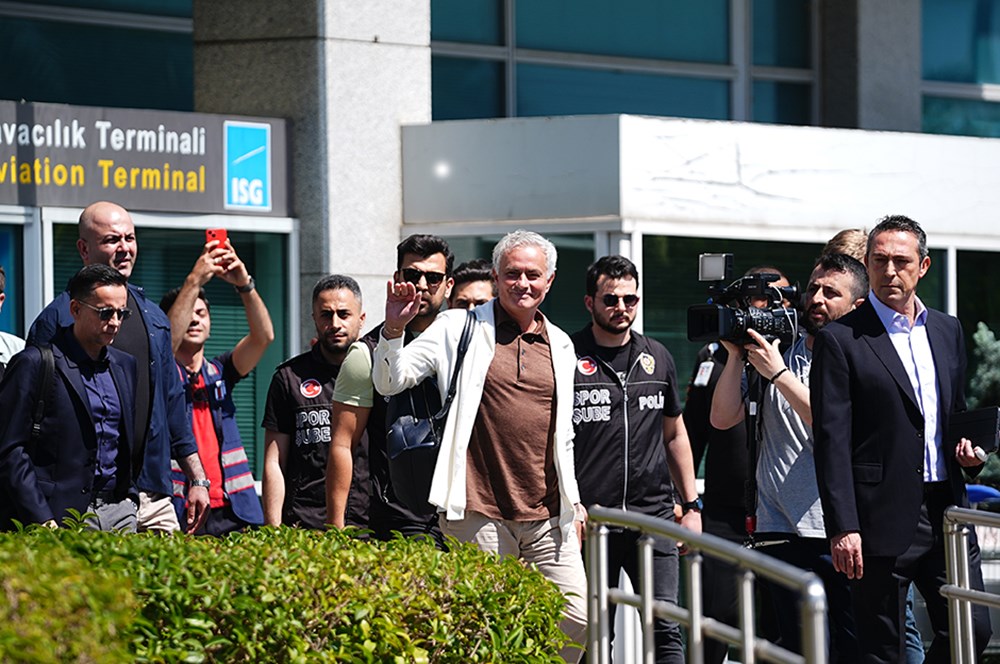 Mourinho'dan taraftarla ilk buluşma: Apron dışına çıktı, taraftarı selamladı  - 14. Foto