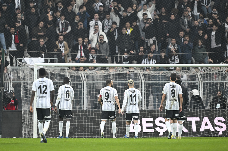 "Bu enkazı toparlamak hiç kolay olmayacak" | Spor yazarları Beşiktaş için ne dedi?  - 1. Foto