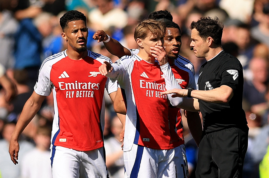 Premier Lig'de ilginç anlar: Hakem maçı erken bitirdi, ortalık karıştı  - 8. Foto