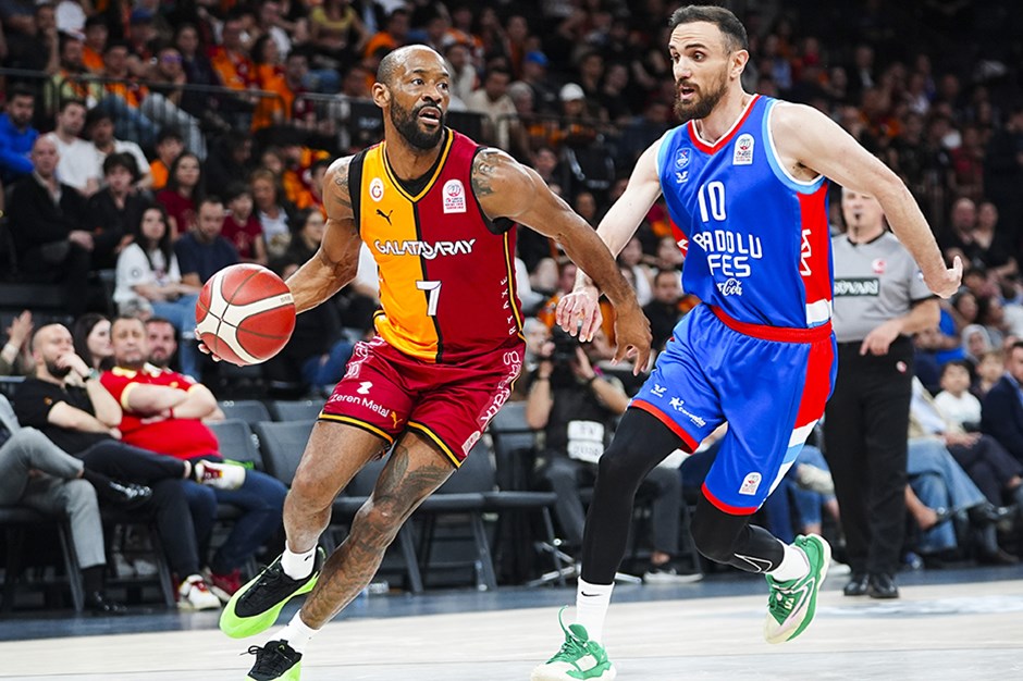 Anadolu Efes erteleme maçında Galatasaray'ı farklı mağlup etti