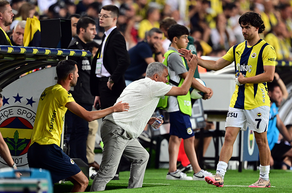 Ferdi Kadıoğlu, Fenerbahçe formasıyla 204 maça çıktı.