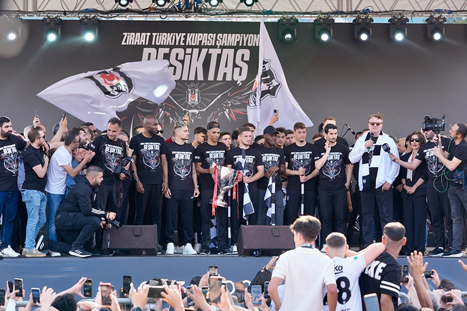 Beşiktaş kupa şampiyonluğunu taraftarlarıyla kutladı