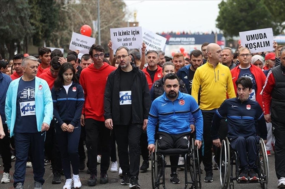 Bakan Kasapoğlu, 18. Antalya Maratonu'ndaki farkındalık koşusuna katıldı