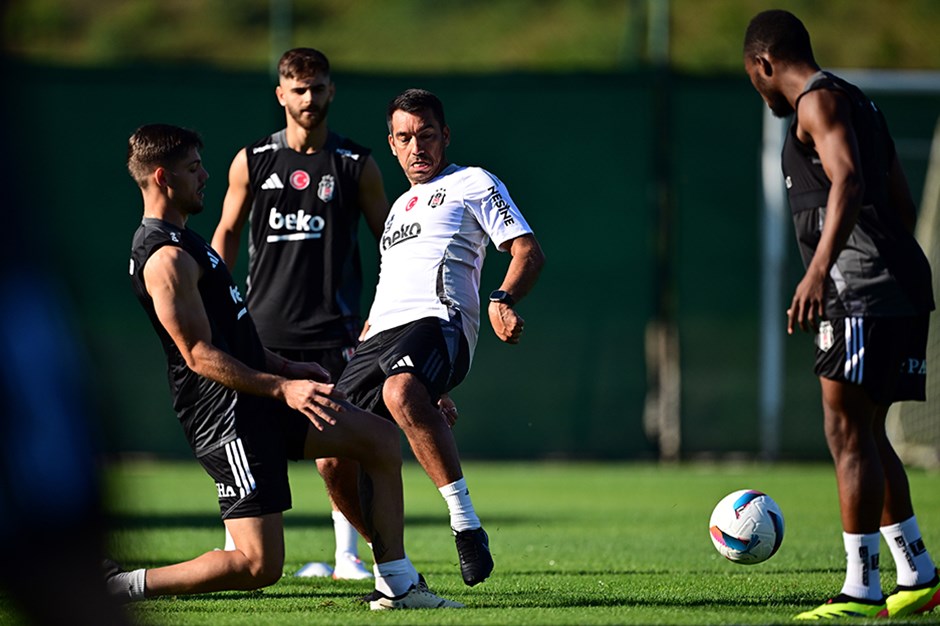 Beşiktaş yeni sezonu yeni teknik direktör Giovanni van Bronckhorst'la açtı 