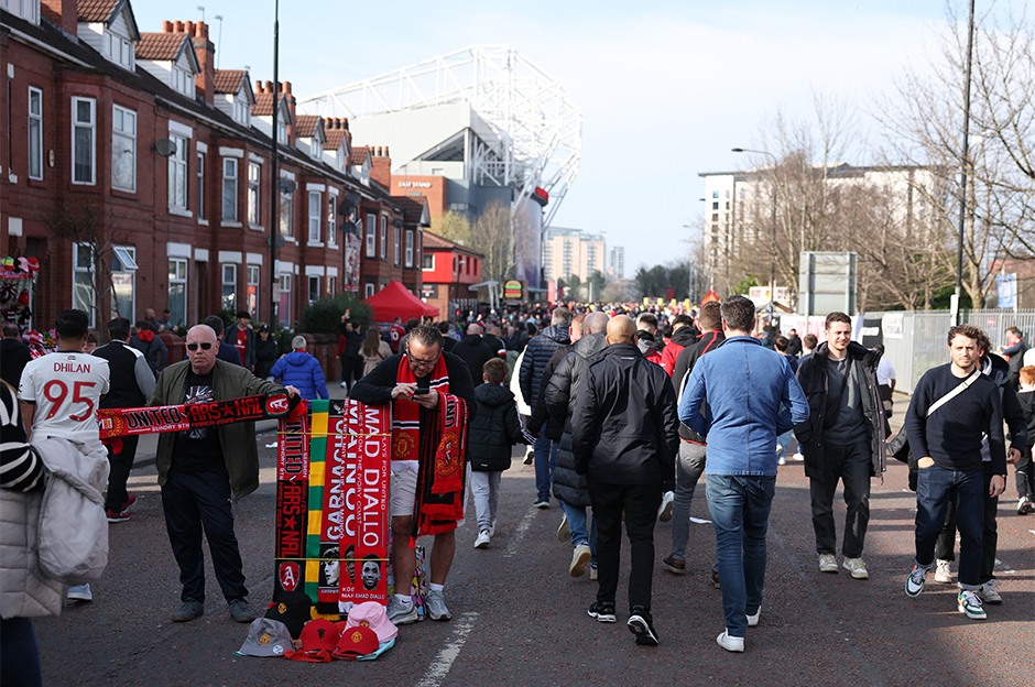 Dev maç öncesinde Manchester United taraftarlarından protesto  - 3. Foto