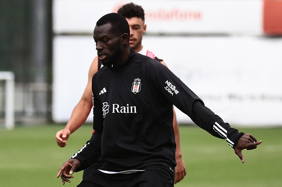 Omar Colley gol atmak için Aboubakar ile çalışıyor